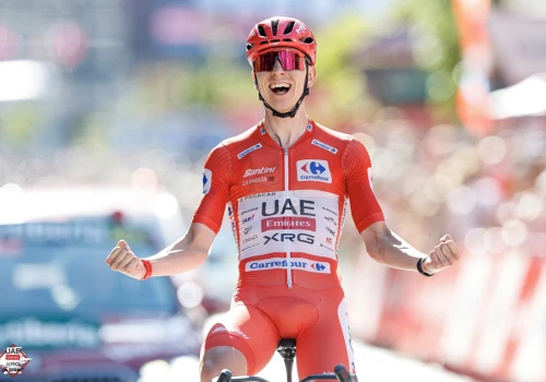 Vuelta a España 2026: Tadej Pogačar atakuje na 50 kilometrów do mety i pewnie triumfuje