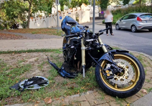 W centrum Lublina motocyklista jechał na tylnym kole. Zderzył się z Fordem