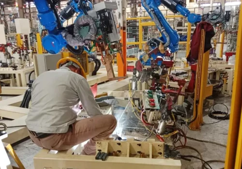 AI i roboty zabiorą pracę w fabrykach? Firmy wydadzą bilion dolarów na automatyzację