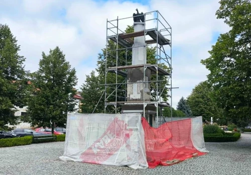 Skuto zniszczone tynki, odnowią też orła i tablicę. Trwa remont pomnika w parku przy Rynku Piłsudskiego