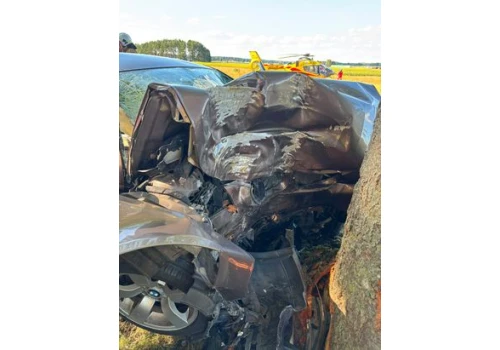 Poważny wypadek na DW 189. BMW uderzyło w drzewo