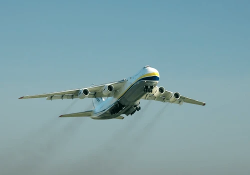 Ukraiński gigant An-124 w Rzeszowie. Kolosalny samolot transportowy w Jasionce