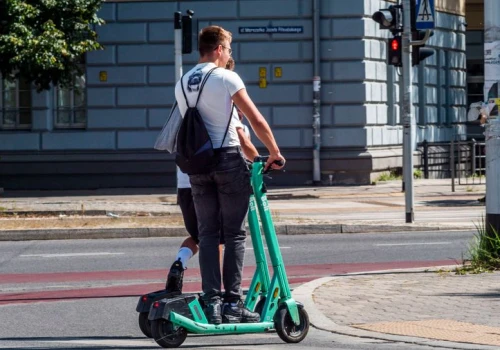 Polacy boją się hulajnóg. Policyjne statystyki pokazują, że nie bez powodu