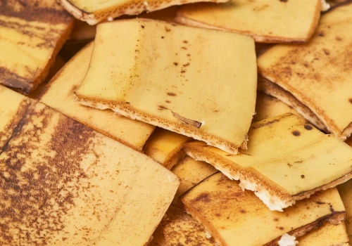 Wsadź do słoika skórkę banana i posyp sodą. Stworzą niezastąpiony duet