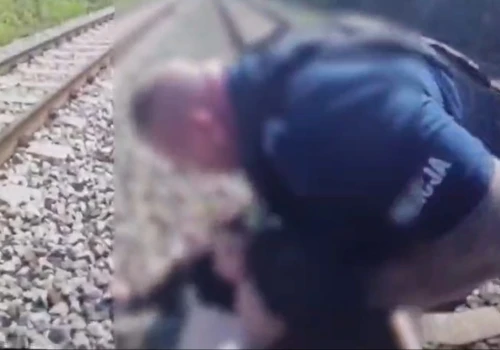Pijany 20-latek leżał z głową na torach. Sekundy przed pociągiem ściągnęli go policjanci