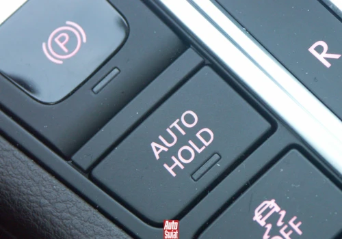 Funkcja Auto Hold ułatwia jazdę w korkach. Czemu wielu kierowców nie wie, jak z niej korzystać?