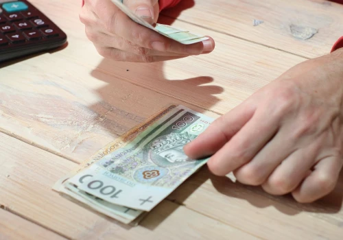 ZUS podnosi emerytury rodzicom. Złóż wniosek, jeśli masz dziecko z tego roku