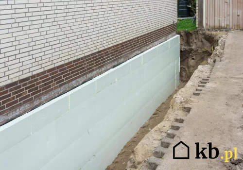 Podkręcał ogrzewanie, ale rachunki tylko rosły. W końcu sąsiad zasugerował, którędy ucieka ciepło