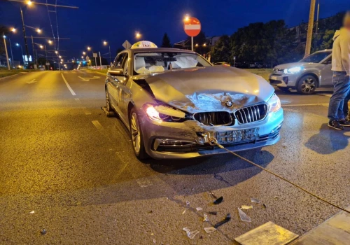 Znów to samo na tym skrzyżowaniu. Tym razem kierowca Jeepa wjechał w BMW