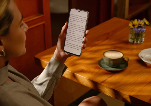 Smartfon za dnia, e-czytnik nocą. TCL kusi telefonami z przyciskiem do cyfrowego detoksu