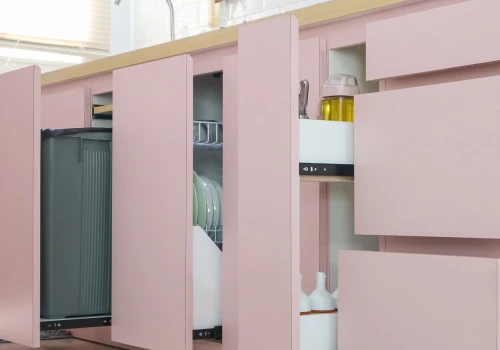 Wkładanie folii aluminiowej do szuflad. Do czego służy i dlaczego jest zalecane?