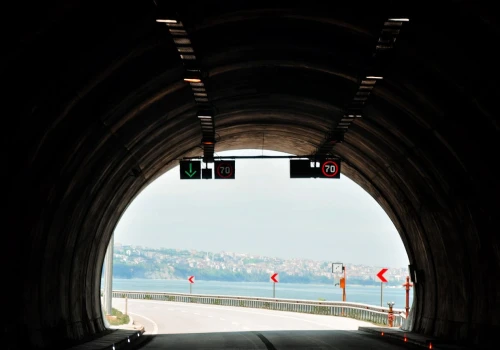 Długi tunel i setki aut. Ten przycisk może poprawić komfort jazdy