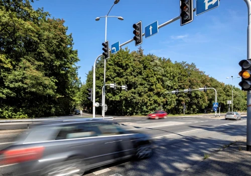 Nie zawsze trzeba zatrzymać się na żółtym świetle. Przepisy mówią o jednym wyjątku