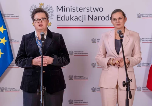 Wakacje z podziałem na tury jak ferie? Rodzice grzmią, MEN reaguje