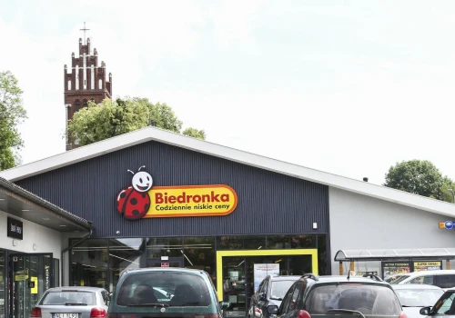 Pułapka pod Biedronką. Mało kto wie, czym grozi parkowanie auta na noc