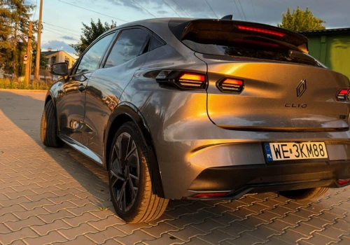 LPG kontra hybryda: robisz ponad 15.000 km rocznie? Renault policzyło, które Clio wybrać