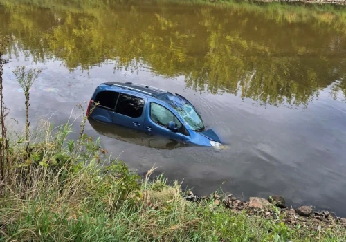 Wyprawa na ryby z przygodami. Auto stoczyło się do Wisły