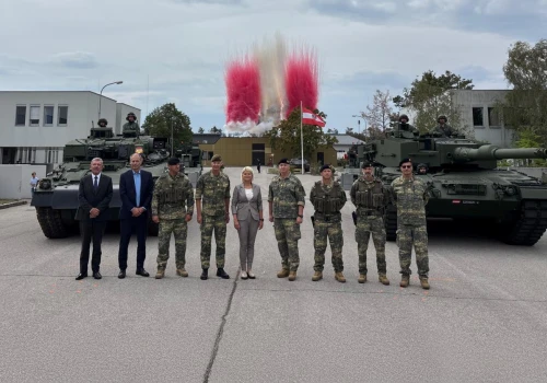 Austria odbiera zmodernizowane czołgi Leopardy 2A4NV i bojowe wozy piechoty Uhlan NV