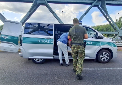 Jeden skakał po aucie, drugi miał ponad 4 promile. Policja powiedziała „dość”