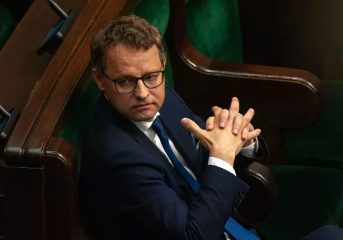 Marcin Romanowski celowo myli tropy? Ekspert: To jest gra operacyjna