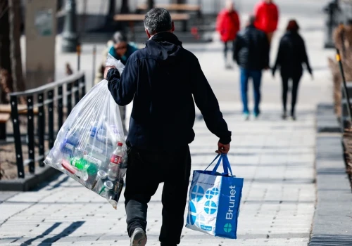 Polacy dorabiają na butelkach. Co czwarty schyla się po wyrzucone opakowania z kaucją