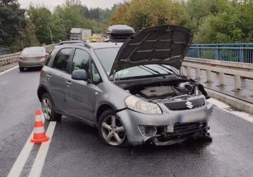 Seatem w bariery. Groźne zdarzenie na DK 5 w Piechowicach