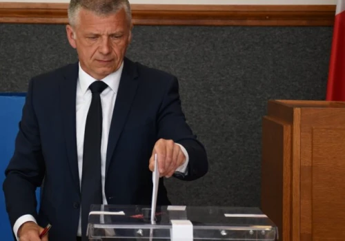 Wojewoda wzywa do wygaszenia mandatu radnego Przemysława Winiarskiego. Chodzi o usługi koronera