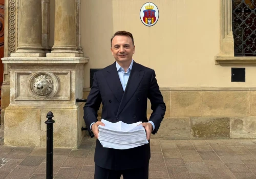 Łukasz Gibała także składa dokumenty do komisji wyborczej