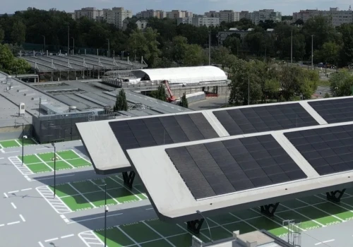 Na dachu P&R na Młocinach parkuje się pod gigantycznymi panelami fotowoltaicznymi. Czy grozi tu pożar?
