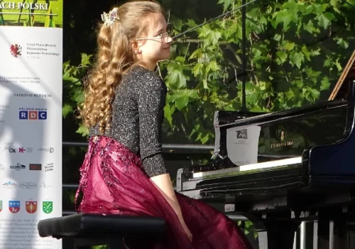 Młoda pianistka z Konina zachwyciła publiczność. Antonina Waliszewska wystąpiła przed Pałacem w Dobrzycy