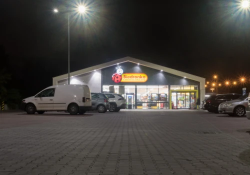 Nocne parkowanie auta pod Biedronką i Lidlem. Oto co dzieje się po 22:00