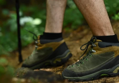 Buty trekkingowe męskie – jak wybrać idealny model na trudne szlaki?