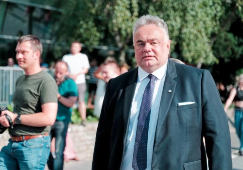 Negocjacje, miliony na reklamy i pobyt w Monako. Kulisy rozmów Zondacrypto z TV Republika