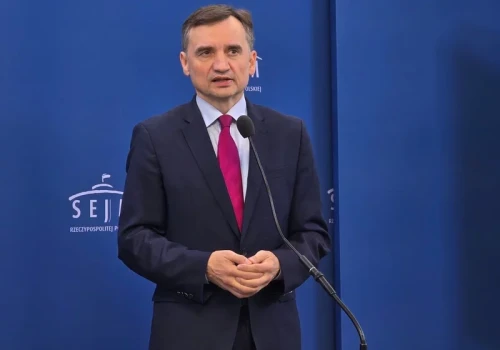 „Niezrozumiała zwłoka” ws. wniosku o ekstradycję Ziobry. Prokuratura nabrała wody w usta