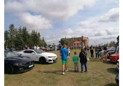 Amerykańskie auta na ulicach Golubia-Dobrzynia. Zlot fanów motoryzacji i militariów coraz bliżej