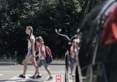 Czy można ruszyć, kiedy pieszy wciąż jest na przejściu? Stawką surowy mandat