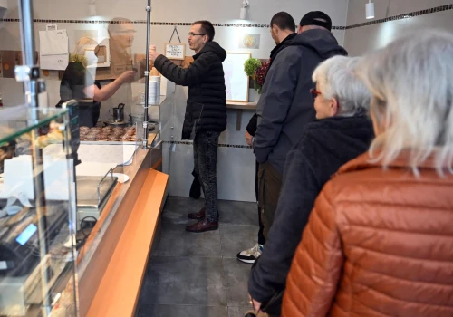 Kolejka przed Cukiernią Śliwa. Darmowe lody rozeszły się błyskawicznie (Galeria)
