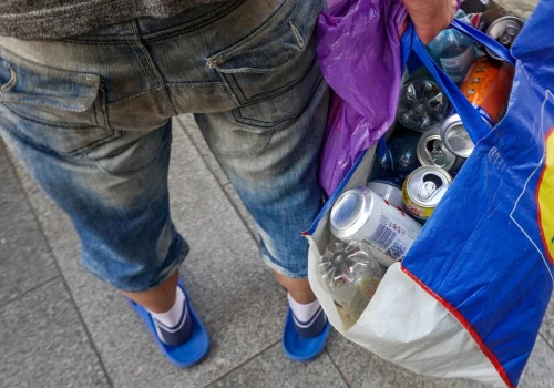 Zapytali Polaków o system kaucyjny. Aż 89 proc. zwraca puszki i butelki
