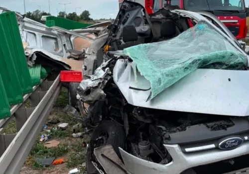 Makabryczny widok na A4. Bus wbił się w naczepę ciężarówki przewożącej zboże