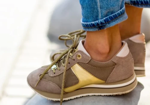 Najlepsze sneakersy damskie skórzane i materiałowe – co wybrać na co dzień?