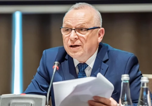 Bardzo długi list do premiera. Szef związku powiatów ostrzega, że każdy lekarz będzie zarabiał teraz ok. 1 mln zł