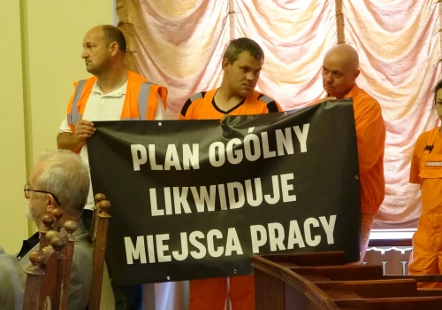 Bydgoszcz ma Plan Ogólny. Na sesji transparenty sugerujące powiązania ratusza z developerami