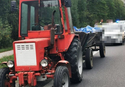 Jechał wężykiem ciągnikiem z podpiętym wozem. W kabinie 10-letnie dziecko i dwa promile