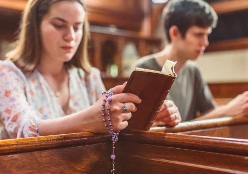 Czytają Biblię i odmawiają różaniec na TikToku. Czy zetki są religijne? 