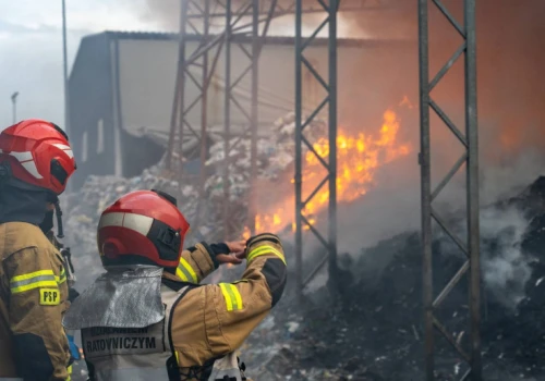 Składowisko odpadów stanęło w ogniu. Strażacy muszą rozbierać płonącą pryzmę