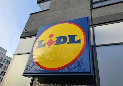 Gigantyczne wyprzedaże w Lidlu. Ceny spadają nawet o 50 %. Klienci polują na przecenione produkty
