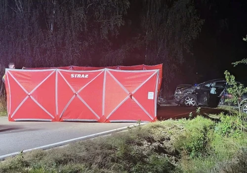 Tragiczne zderzenie motocyklisty z autem. Jedna osoba zginęła. Droga zablokowana