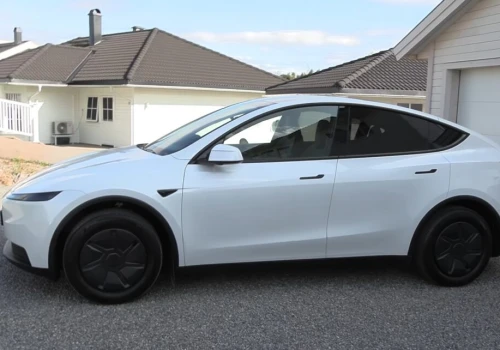 TEST: Tesla Model Y Standard z zasięgiem 360 km przy 120 km/h i 500 km przy 90 km/h. Świetne audio, nie czuć oszczędności