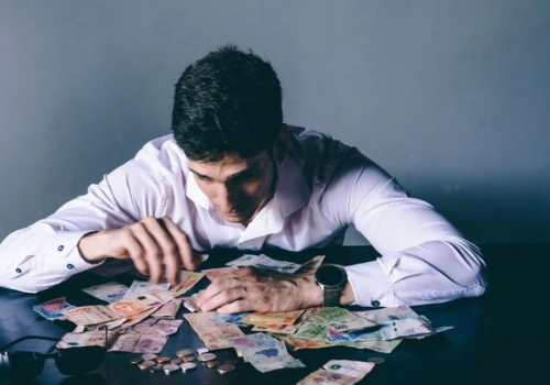 Nie tylko spóźniona faktura. 7 sygnałów, że kontrahent ma kłopoty z płynnością finansową
