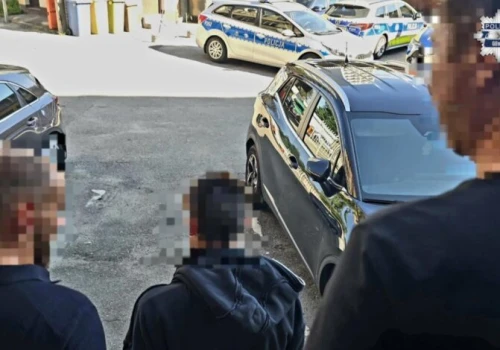 Najpierw okradli plażowiczów, a później sami padli ofiarą rozboju. Policja odzyskała nawet sztabkę złota